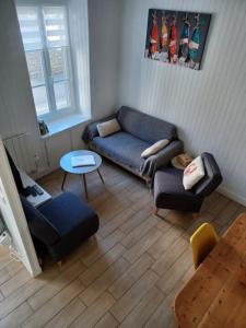 salon z kanapą, krzesłami i stołem w obiekcie Maison sur le port de l'île Tudy w mieście Île-Tudy