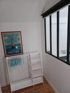 Pokój z białą półką i oknem w obiekcie Maison sur le port de l'île Tudy w mieście Île-Tudy +4 zdjęcia