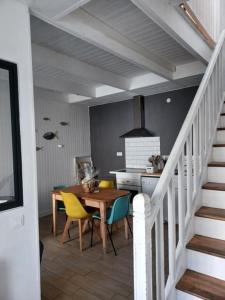 kuchnia i jadalnia ze stołem i krzesłami w obiekcie Maison sur le port de l'île Tudy w mieście Île-Tudy