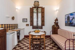 - un salon avec un canapé et une table dans l'établissement Azienda Agrituristica Tenuta Pizzolungo, à Erice
