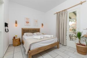 Postel nebo postele na pokoji v ubytování Studios Vrettos Beachfront Hotel