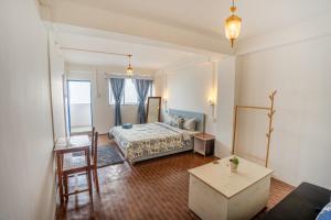 Postel nebo postele na pokoji v ubytování Monratino The snow roost- 10 mins walking distance from mall road- Attached balcony with Kanchenjunga Mountain View-Kitchen available