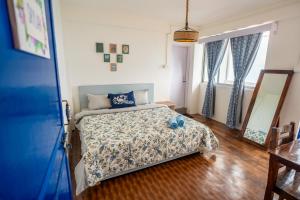 Postel nebo postele na pokoji v ubytování Monratino The snow roost- 10 mins walking distance from mall road- Attached balcony with Kanchenjunga Mountain View-Kitchen available