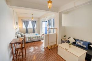 Posezení v ubytování Monratino The snow roost- 10 mins walking distance from mall road- Attached balcony with Kanchenjunga Mountain View-Kitchen available