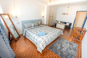Postel nebo postele na pokoji v ubytování Monratino The snow roost- 10 mins walking distance from mall road- Attached balcony with Kanchenjunga Mountain View-Kitchen available