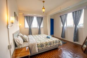 Postel nebo postele na pokoji v ubytování Monratino The snow roost- 10 mins walking distance from mall road- Attached balcony with Kanchenjunga Mountain View-Kitchen available