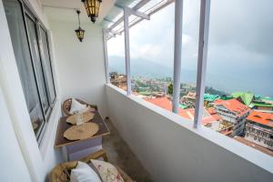 Balkón nebo terasa v ubytování Monratino The snow roost- 10 mins walking distance from mall road- Attached balcony with Kanchenjunga Mountain View-Kitchen available