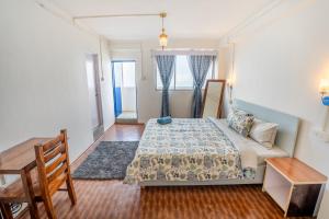 Postel nebo postele na pokoji v ubytování Monratino The snow roost- 10 mins walking distance from mall road- Attached balcony with Kanchenjunga Mountain View-Kitchen available