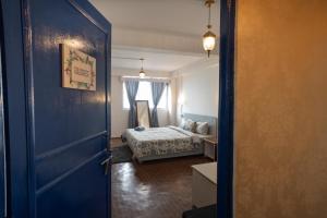 Postel nebo postele na pokoji v ubytování Monratino The snow roost- 10 mins walking distance from mall road- Attached balcony with Kanchenjunga Mountain View-Kitchen available