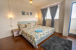 Postel nebo postele na pokoji v ubytování Monratino The snow roost- 10 mins walking distance from mall road- Attached balcony with Kanchenjunga Mountain View-Kitchen available