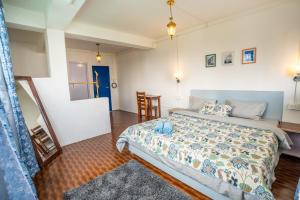 Postel nebo postele na pokoji v ubytování Monratino The snow roost- 10 mins walking distance from mall road- Attached balcony with Kanchenjunga Mountain View-Kitchen available