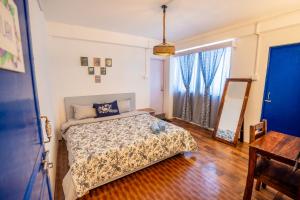 Postel nebo postele na pokoji v ubytování Monratino The snow roost- 10 mins walking distance from mall road- Attached balcony with Kanchenjunga Mountain View-Kitchen available