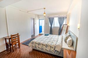 Postel nebo postele na pokoji v ubytování Monratino The snow roost- 10 mins walking distance from mall road- Attached balcony with Kanchenjunga Mountain View-Kitchen available