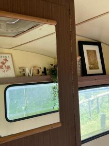 策提涅的住宿－Camp Oaza,Lipa，一个小房子里的一个窗户,享有水景