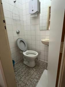 a bathroom with a toilet and a sink at Hotel GMatos Belo Horizonte - Próximo a Rodoviária e Mercados Turísticos in Belo Horizonte