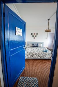 Postel nebo postele na pokoji v ubytování Monratino The snow roost- 10 mins walking distance from mall road- Attached balcony with Kanchenjunga Mountain View-Kitchen available