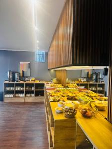 Hotel Mackenna في أوسورنو: مطبخ مع حفنة من الموز على طاولة