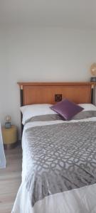 a bedroom with a large bed with a wooden headboard at Exklusiv Ferienwohnung Nähe Europas größtem Baumkronenweg in Diersbach