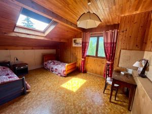 um quarto com duas camas e uma secretária num camarote em Chalet Perce Neige Barcelonnette em Barcelonnette