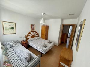 En eller flere senge i et værelse på Family stay house with pool + 95 billeder