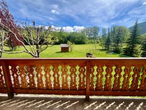 Um jardim no exterior de Chalet Perce Neige Barcelonnette