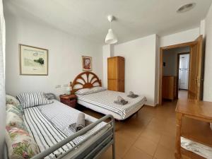 En eller flere senge i et værelse på Family stay house with pool