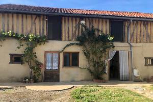 a house with a front door and a window at Gîtes et Camping Hameau Nouste Temps in Castelnau-Magnoac