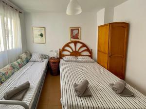 En eller flere senge i et værelse på Family stay house with pool