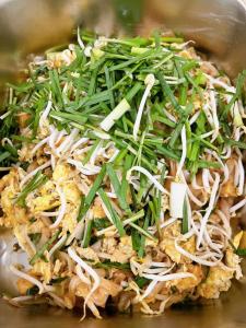 un tazón de comida con cebollas verdes. en CHALEUNXAY HOTEL, en Vientiane