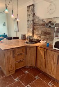 Η κουζίνα ή μικρή κουζίνα στο Blissful Beach Front 4 Bedroom Villa