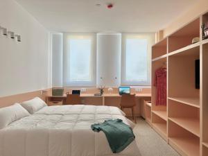 Postel nebo postele na pokoji v ubytování Loop Homes Tower Burjassot Hotel