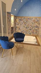 - un salon avec deux chaises et une baignoire dans l'établissement San Nicola Suite & mini apartment, à Sorrente