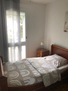 Maison du bonheur في فيليرز سور مارن: غرفة نوم بسرير كبير مع نافذة