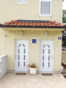 Exteriér alebo vchod do ubytovania 6 pax Apertment ON THE BEACH with Terrace, Sea view, Garden, Parking ensured, first floor