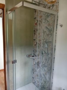 y baño con ducha y puerta de cristal. en Casale Regnano, en Lama