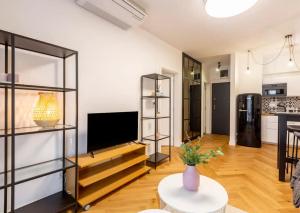 Romantic Home at Center with Garage and Rooftop Pool 1061 Budapest, 40 Király utca kép - 2