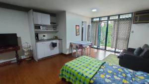 uma sala de estar com um sofá e uma cozinha com em Sorokaima em Caracas