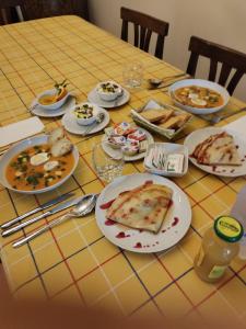 una mesa con platos de comida. en B&B Villa Liliya en Fiumefreddo di Sicilia