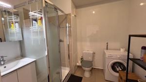 Et badeværelse på LOGEMENT ENTIER 2 PIECES PARKING 5'métro + 8 billeder