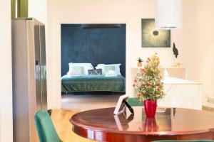Una sala de estar con una mesa y una cama. en Babylon Luxury Suite & Apartments, en Nápoles