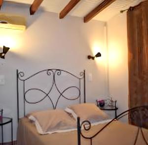 een slaapkamer met een metalen bed in een kamer bij Villa d'une chambre avec piscine privee terrasse amenagee et wifi a Le Gosier a 1 km de la plage in Le Gosier