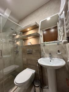 Bilik mandi di 10 KEYS Boutique Hotel