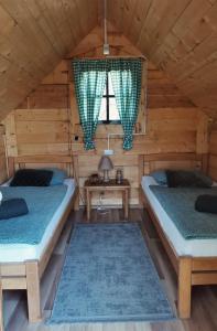 Camp Oaza,Lipa في ستنيي: غرفة بسريرين في كابينة خشب
