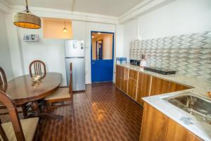 Kuchyň nebo kuchyňský kout v ubytování Monratino The snow roost- 10 mins walking distance from mall road- Attached balcony with Kanchenjunga Mountain View-Kitchen available + 37 fotografií