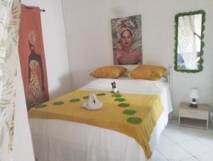 GoyaveにあるBeauty Paradies Maison individuelle avec jacuzziのベッドルーム1室(黄色い毛布付きのベッド1台付)