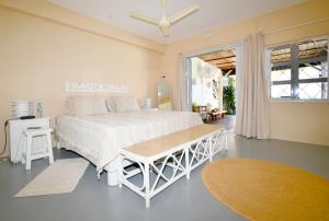 Кровать или кровати в номере Meerana Cheerful Beachfront Cottage with Jacuzzi