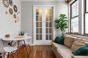 ニューヨークにあるLovely Room at 3 bedroom Apt at the heart of East Villageのギャラリーの写真