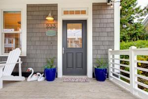 a front door of a house with two swans in front at Beaches-N-Cream by Seabrook Hospitality in Pacific Beach