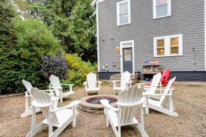 a group of white chairs sitting around a fire pit at Beaches-N-Cream by Seabrook Hospitality in Pacific Beach