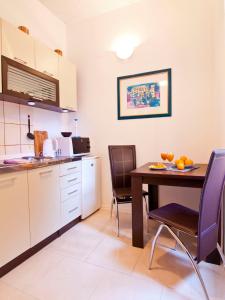uma cozinha com uma mesa e uma mesa e cadeiras em Center Magnifique apartment, OLD TOWN em Split